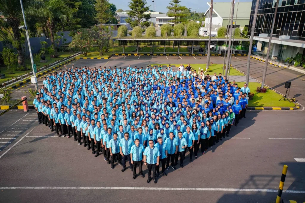 Ratusan karyawan LNK berfoto bersama di area pabrik dalam rangka Upacara HUT RI ke-81
