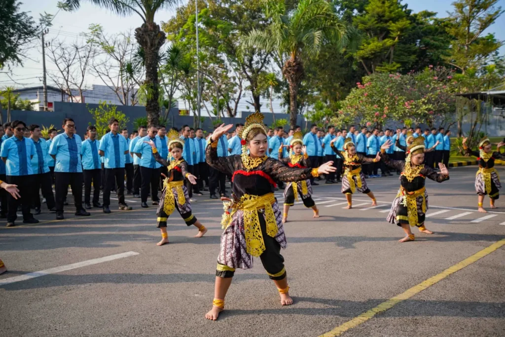 Penampilan tari tradisional saat Upacara HUT RI ke-81 di LNK