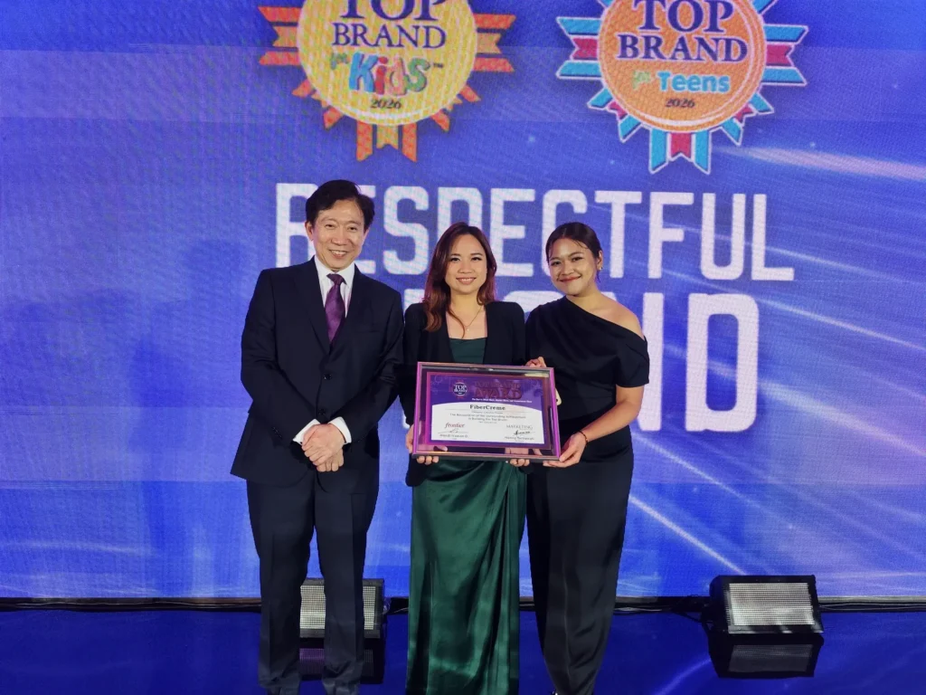Hendi Irawan (founder of the Top Brand Awards), Ikka M. Roberta (Corporate Brand Manager of LNK), and Priscillia Fabiola (Head of Brand of LNK)