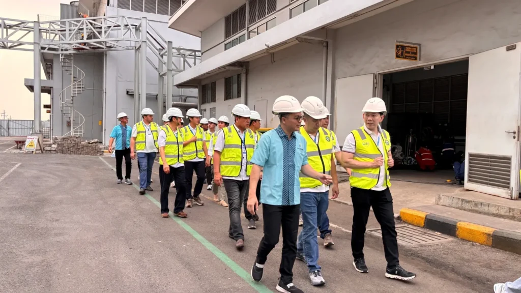 The distributors went on a factory tour at LNK