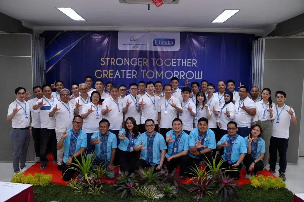 LNK team distributors took a group photo at LNK Head Office