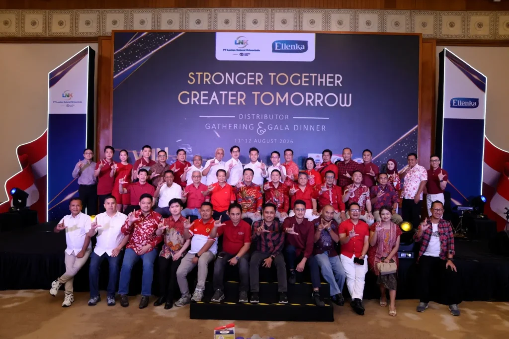 LNK team distributors took a group photo at the Distributor Gathering Gala Dinner
