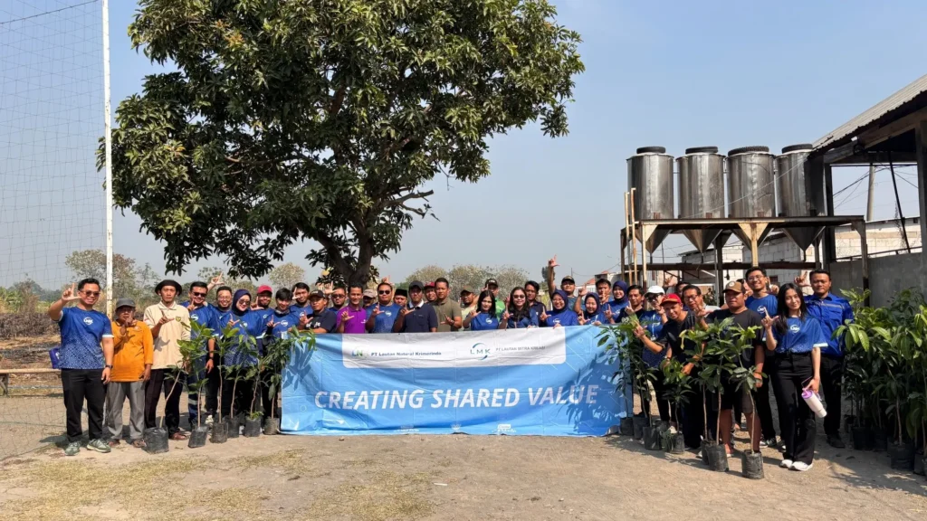LNK employees and residents of Ketidur Hamlet, Pesanggrahan Village, pose for a group photo during a tree-planting activity as part of an environmental conservation program