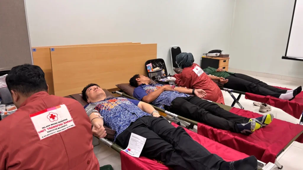 Hendrik Gunawan - CEO LNK ikut serta dalam kegiatan donor darah