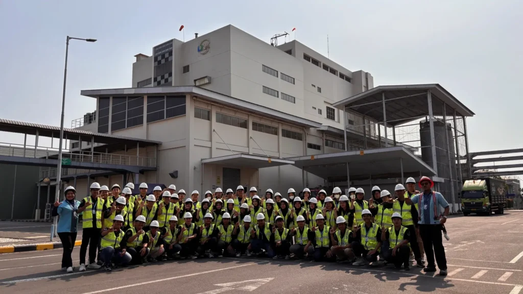Mahasiswa Teknik Industri UNS berfoto bersama di LNK