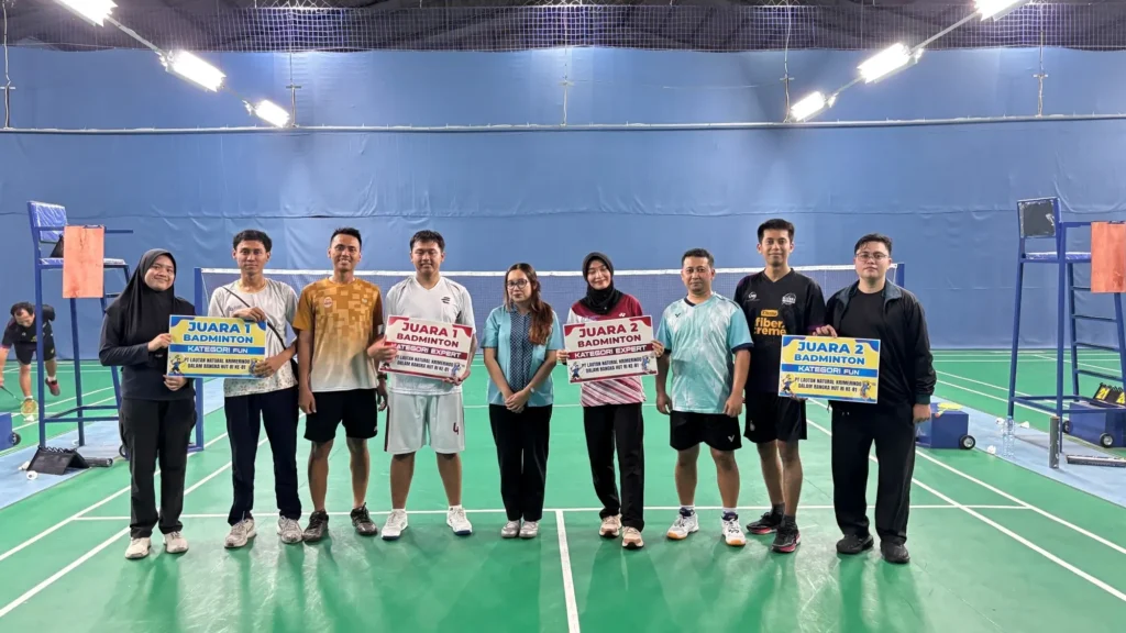 Pertandingan bulu tangkis antar karyawan LNK saat kegiatan olahraga internal