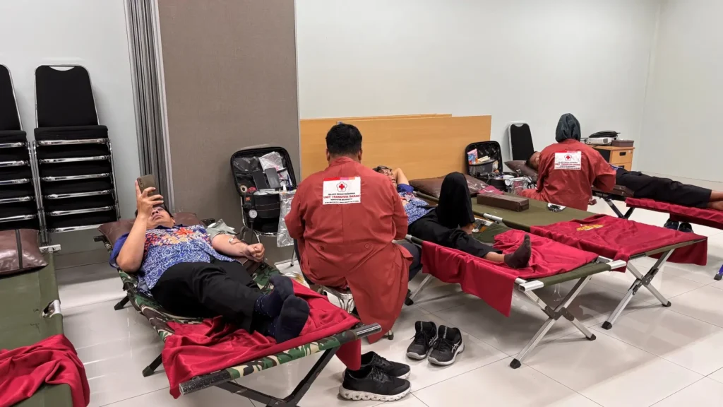 Karyawan LNK berpartisipasi dalam kegiatan donor darah