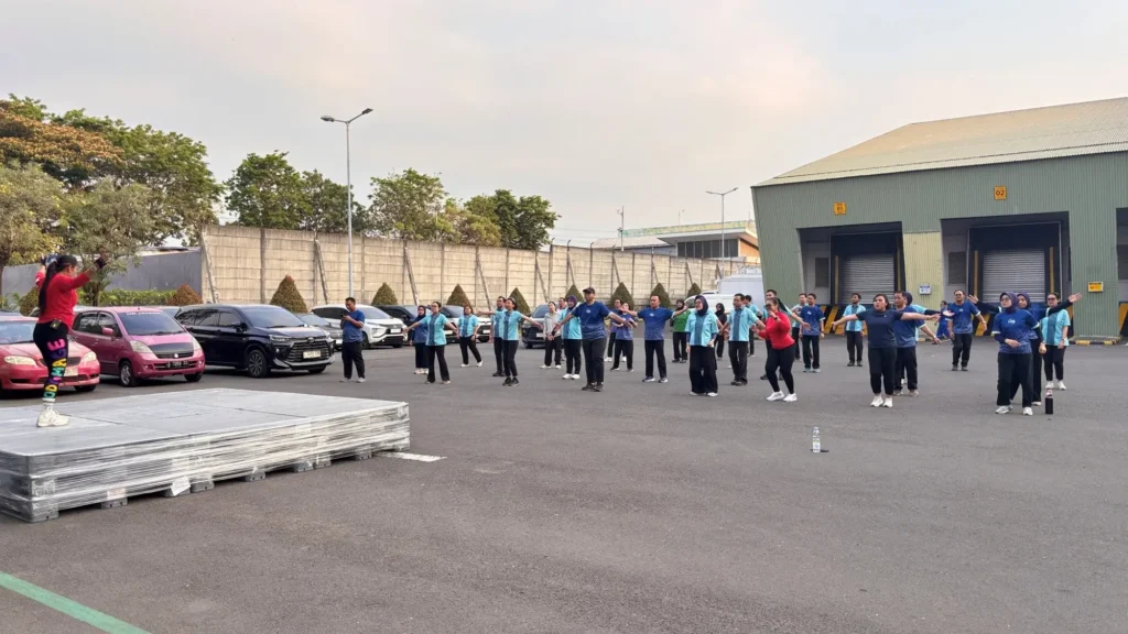 Sesi senam bersama mempererat kebersamaan karyawan LNK untuk tetap aktif