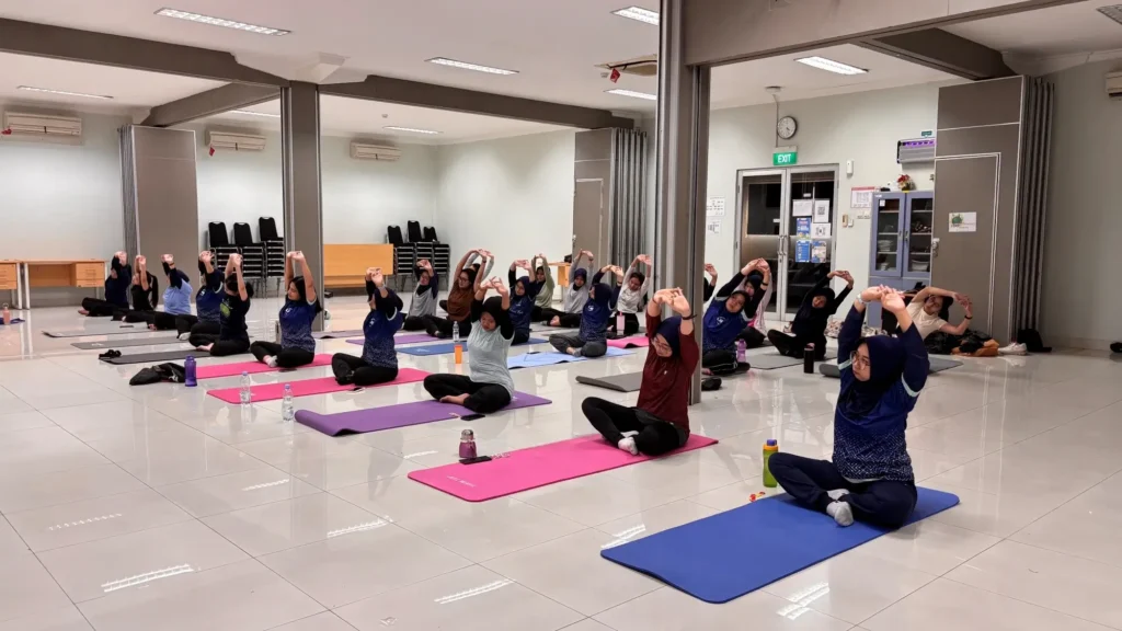 Karyawan LNK mengikuti sesi yoga untuk mendukung gaya hidup aktif dan sehat
