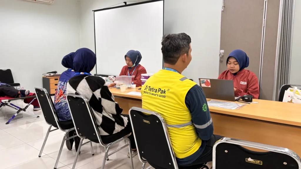 Karyawan LNK menjalani pemeriksaan awal sebelum mendonorkan darah