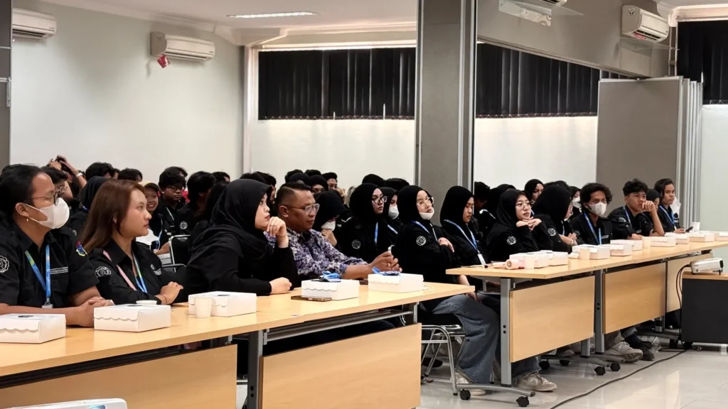 Mahasiswa UNS mendengarkan penjelasan dari tim LNK selama kunjungan industri